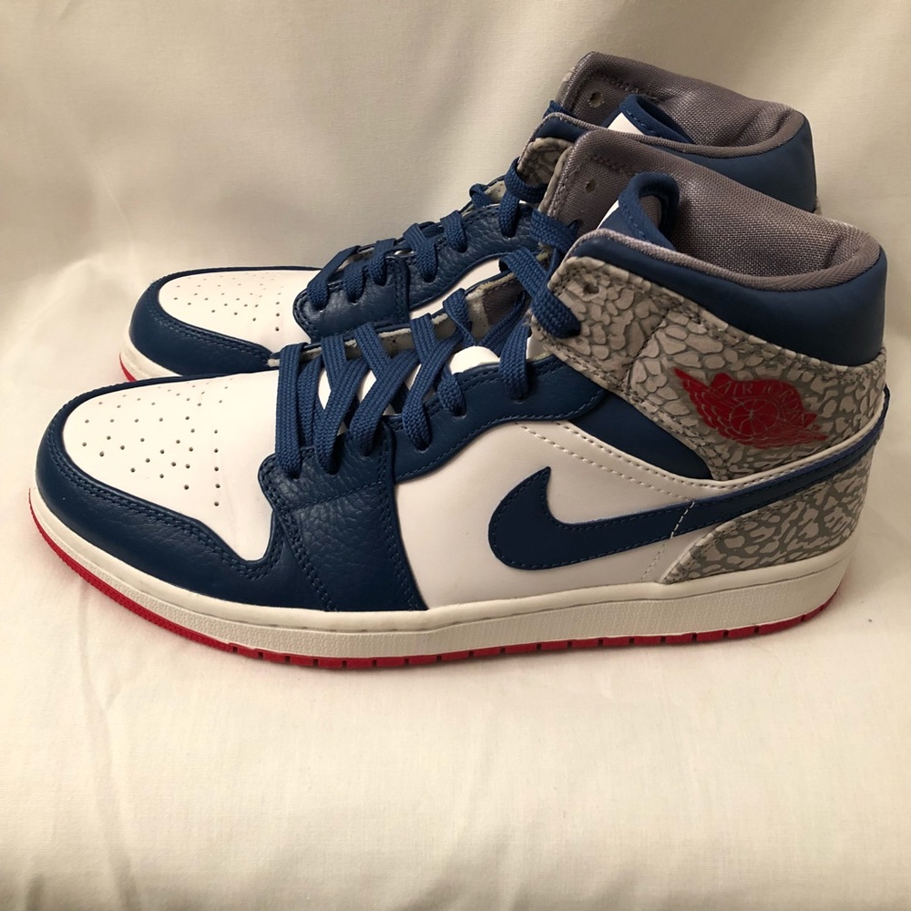Jordan 1 (mid)